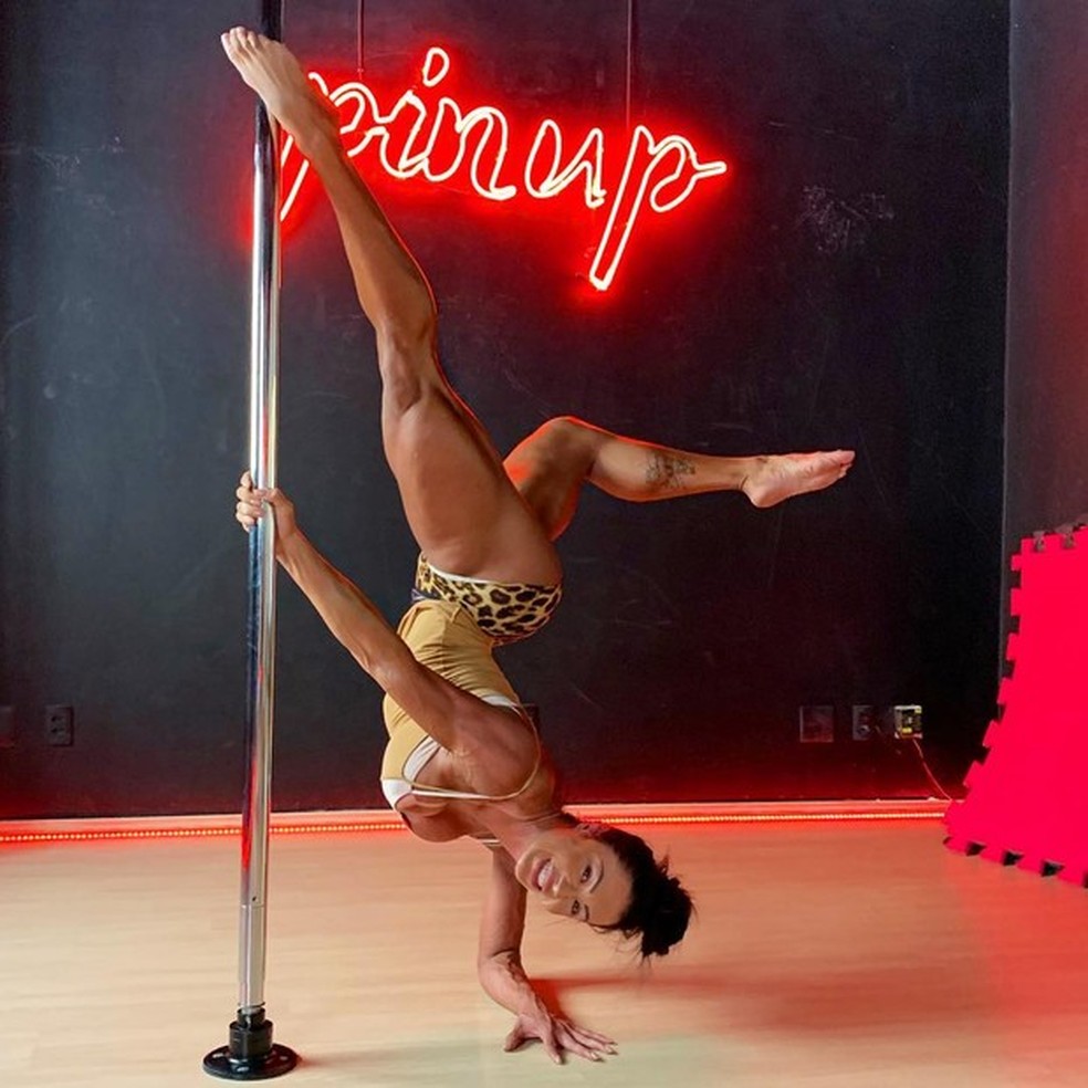 Gracyanne Barbosa é Pura Força E Equilíbrio Em Pose De Ponta Cabeça No Pole Dance Celebridades 7521