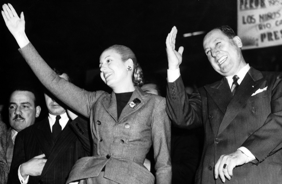 Eva Peron, primeira-dama da Argentina, cumprimenta os eleitores ao lado do marido Juan Peron, em 1951 — Foto: Getty Images
