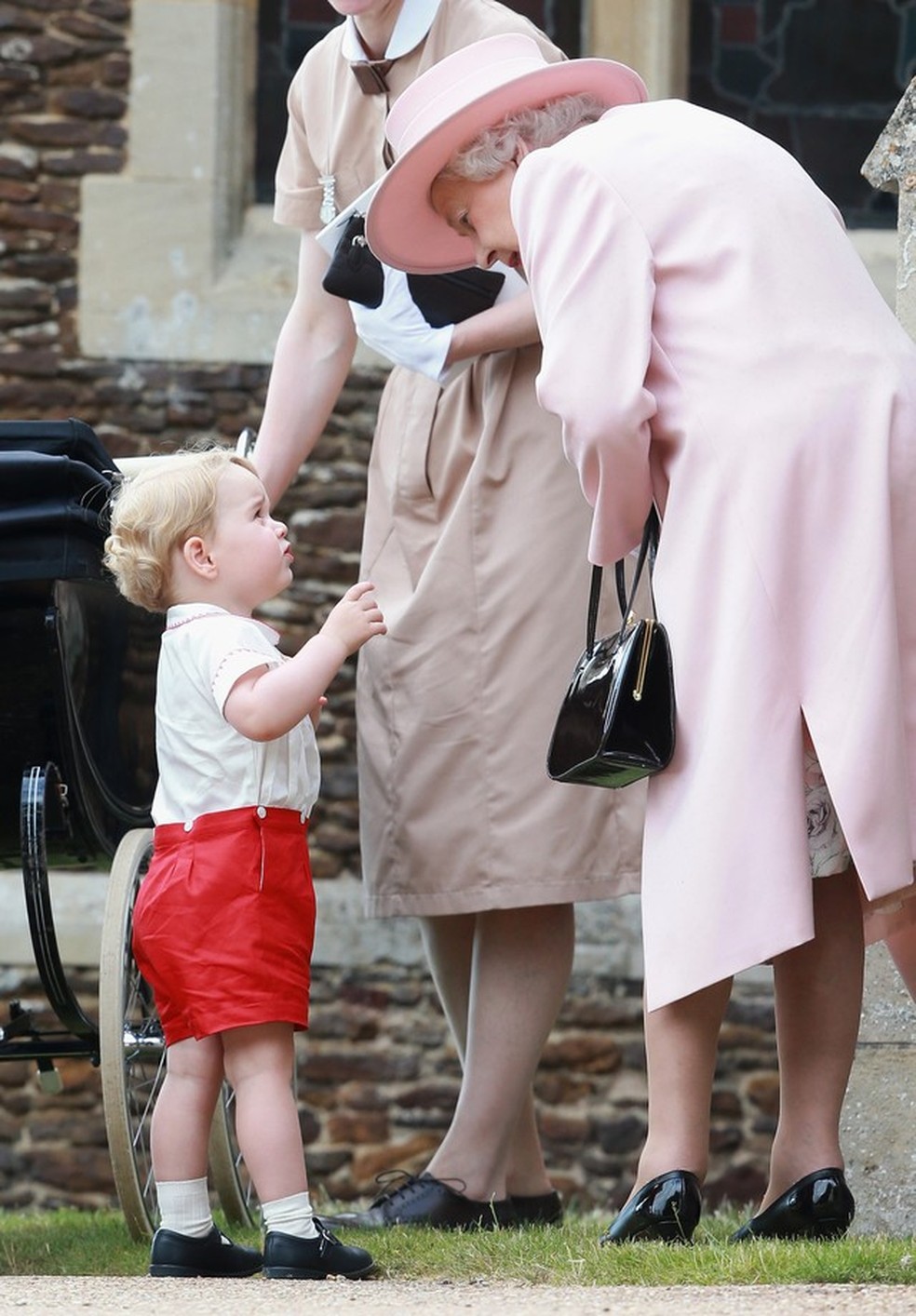 Príncipe George em um bate papo com a Rainha Elizabeth II (Foto: Getty Images) — Foto: Vogue