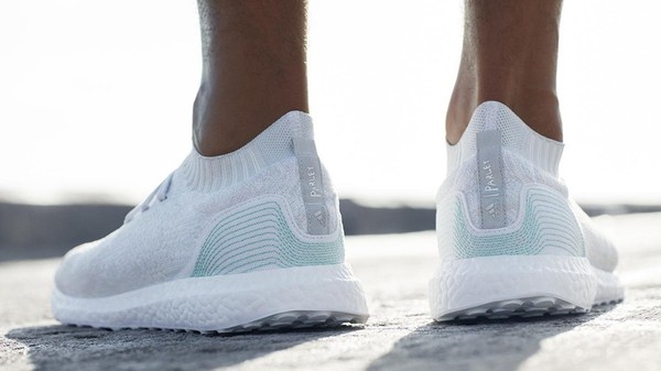 Adidas faz tenis com plastico retirado do top oceano