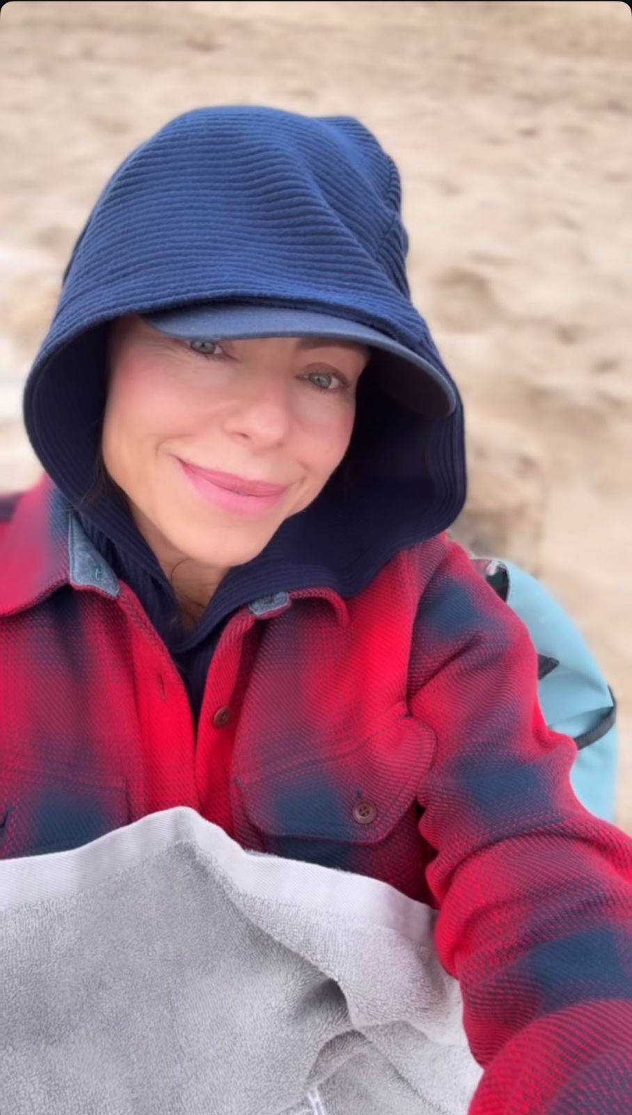 Daniella Cicarelli elege blusa, touca e toalha para acompanhar o dia de surf do marido na praia: "Muito frio"