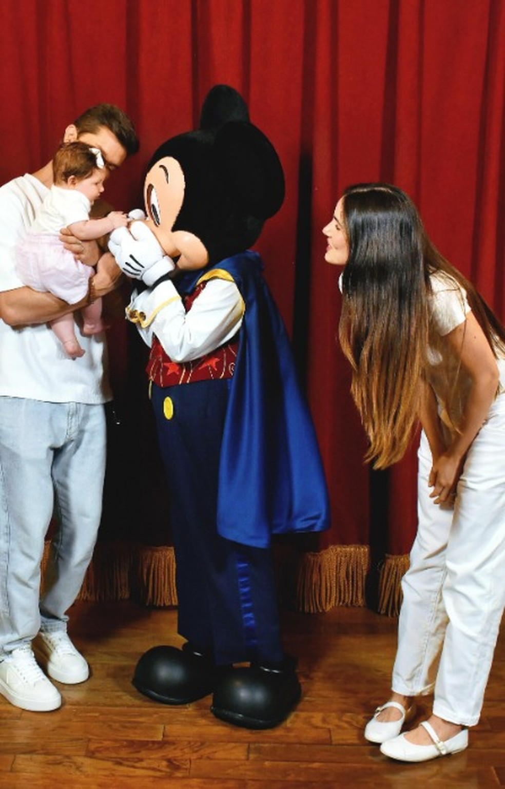 Camila Queiroz e Klebber Toledo levam a filha para a Disney — Foto: Reprodução/Instagram