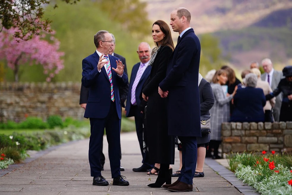 David Davies, sobrevivente do massacre de Aberfan, caminha com o Príncipe William e Kate Middleton pelo Jardim Memorial de Aberfan em 28 de abril de 2023 — Foto: Getty Images