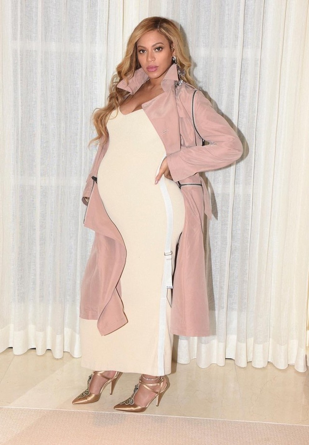 Beyoncé posta foto com look cor de rosa e gera burburinho