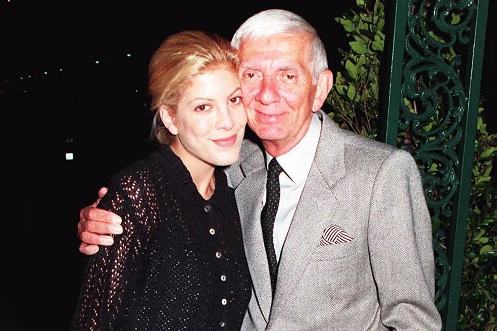 Tori Spelling (à esquerda) e Aaron Spelling em 1994 — Foto: GettyImages