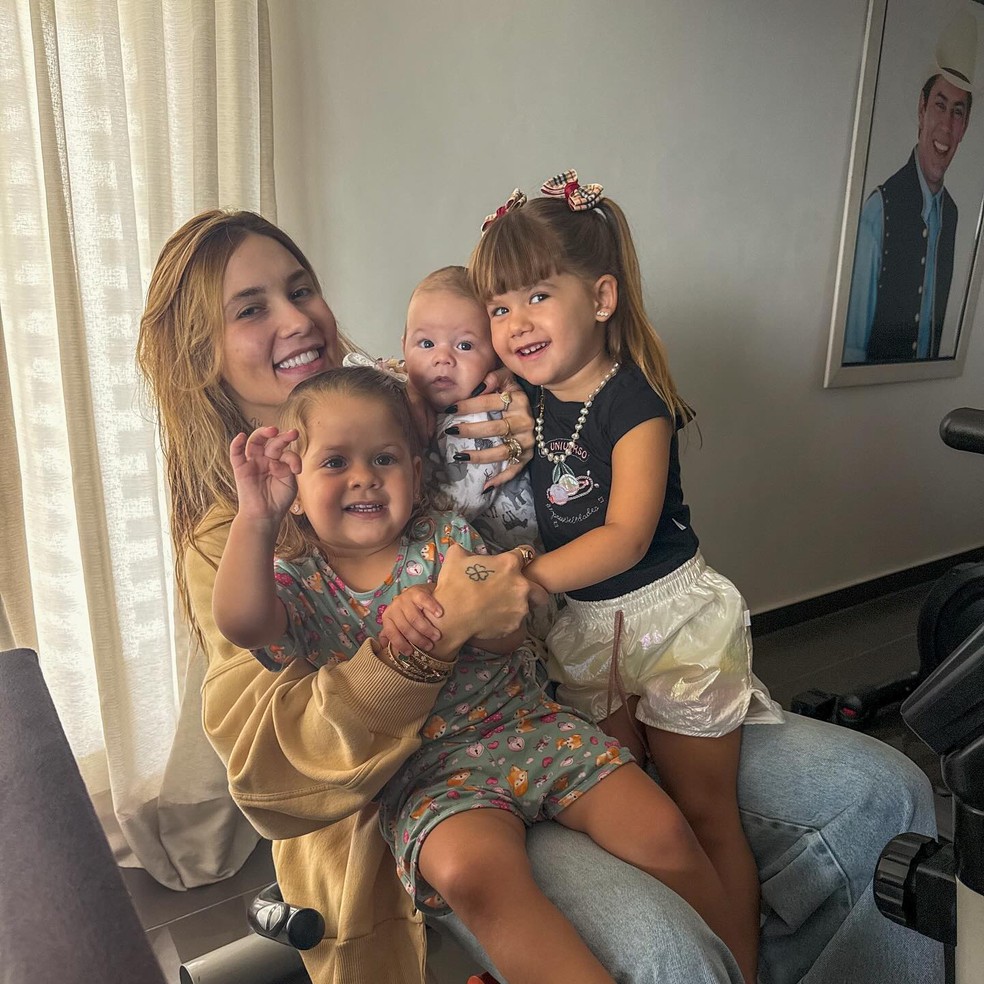 Virginia com os três filhos: Maria Alice, Maria Flor e José Leonardo — Foto: Instagram