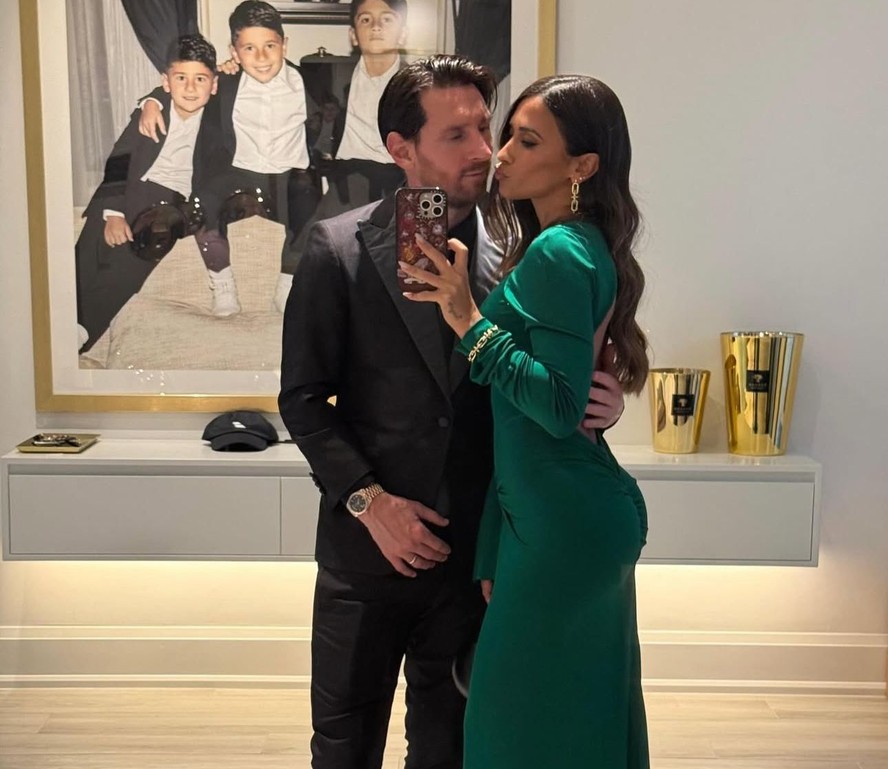 Antonela Roccuzzo posa em clima de romance com Messi