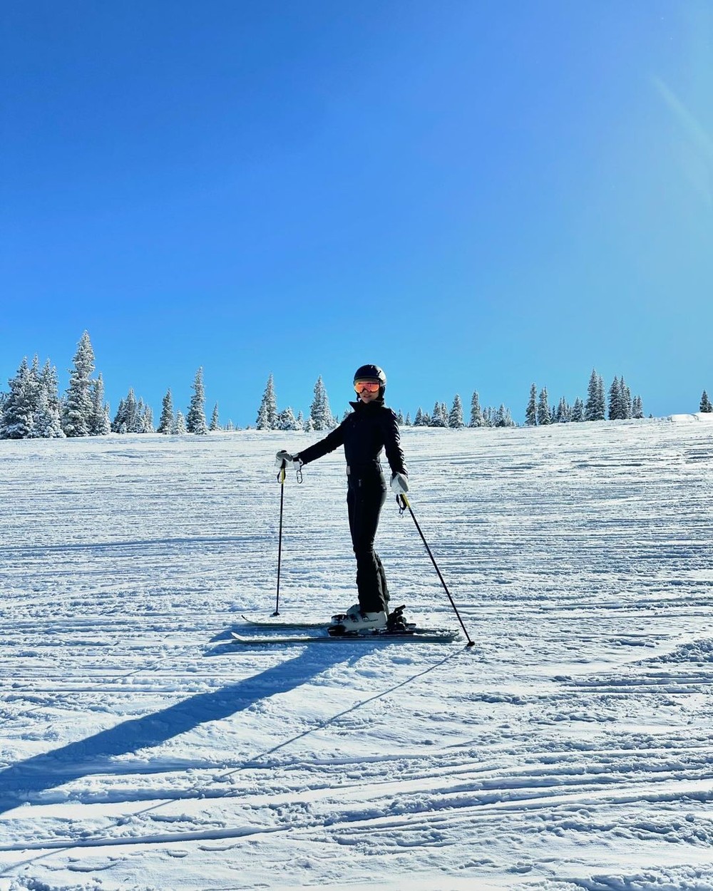 Mariana Rios abre álbum de fotos esquiando na neve em Aspen, Colorado