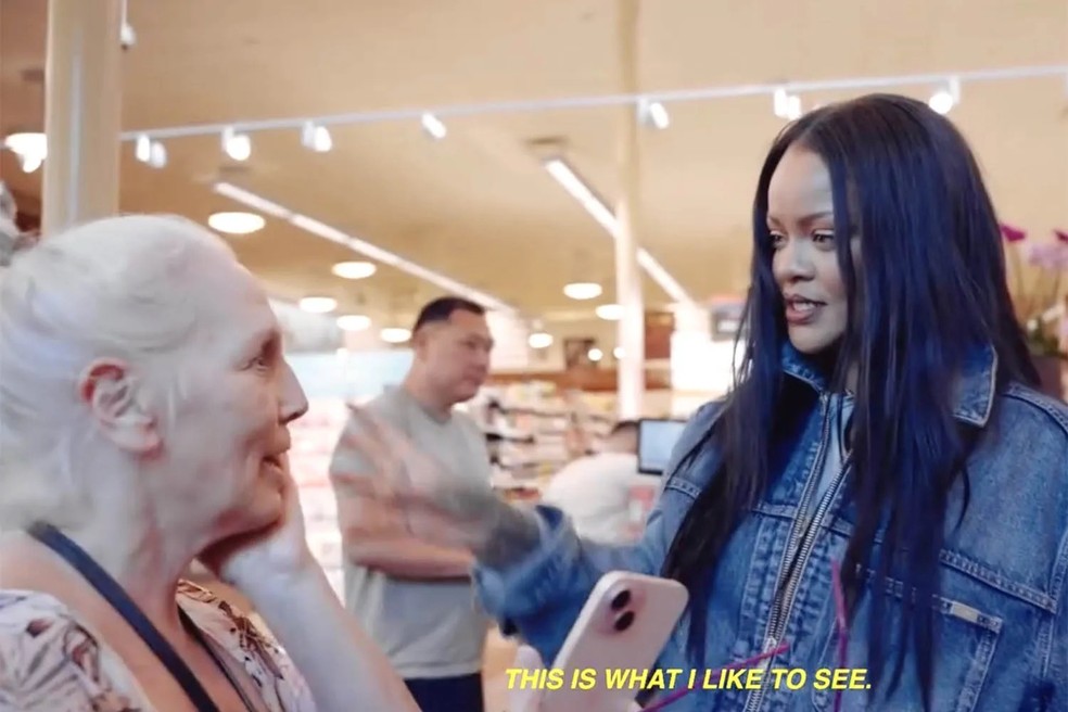 Rihanna e uma fã chamada Robyn posam para uma foto em um supermercado, compartilhada por Jason Lee no Instagram — Foto: Reprodução/Instagram