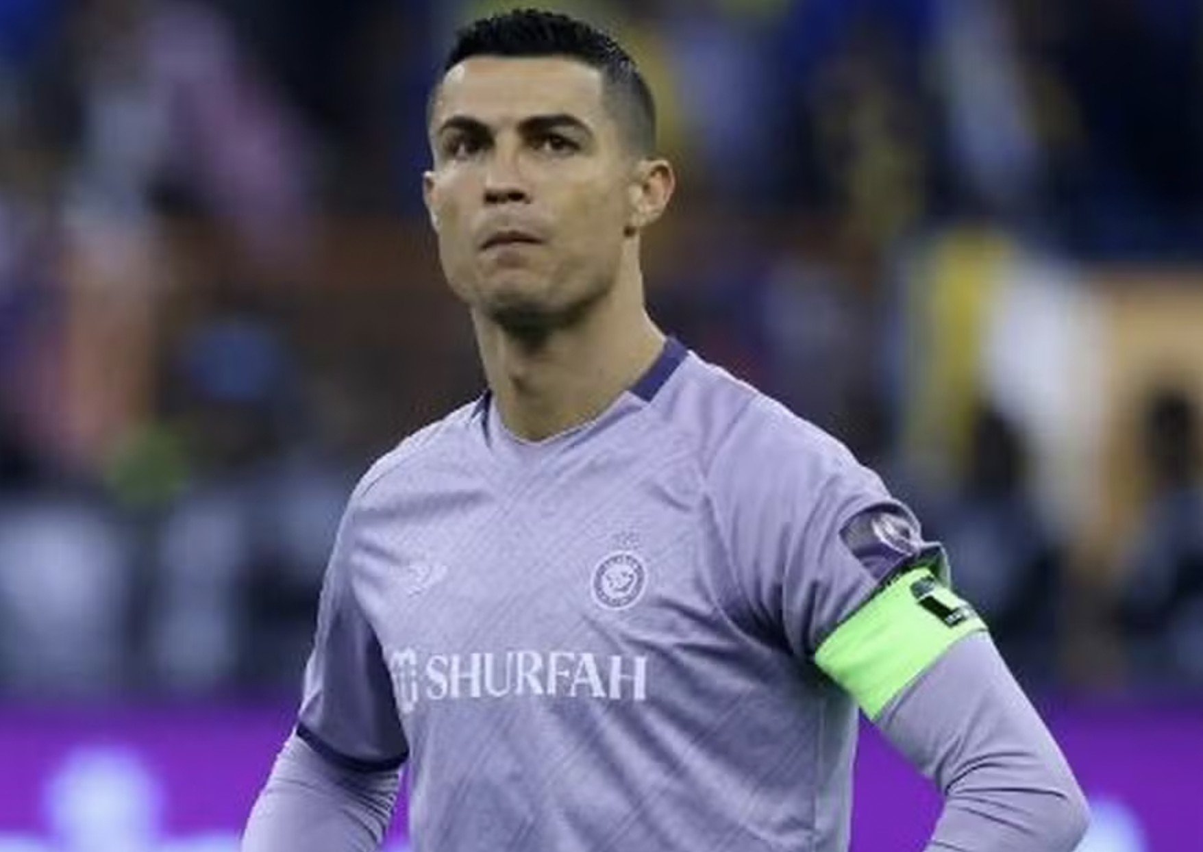 Menina se emociona ao ver Cristiano Ronaldo de perto em campo