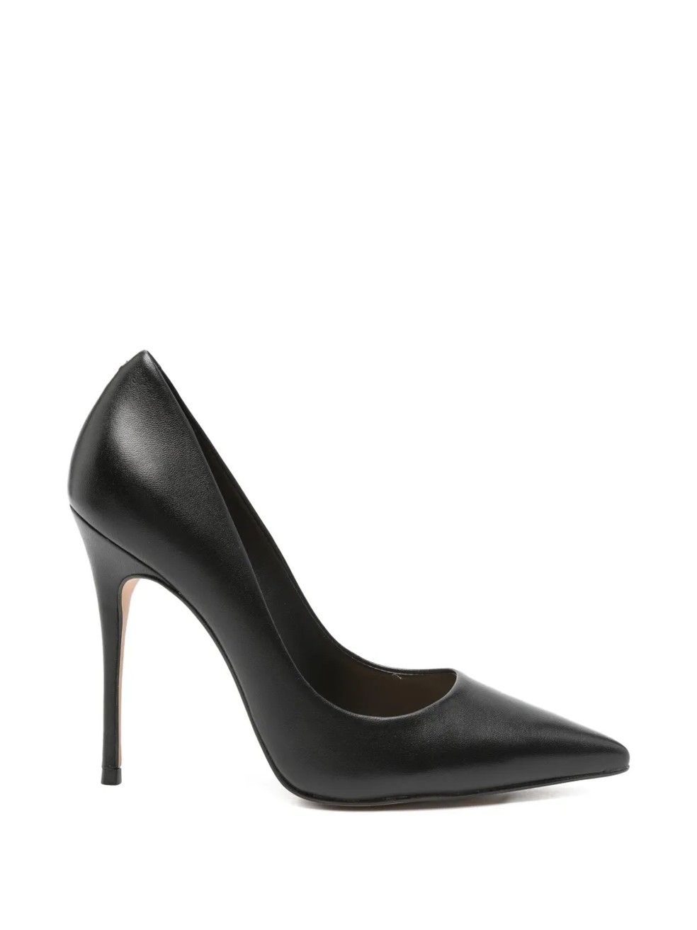 Scarpin bico fino preto, Carrano — Foto: Reprodução