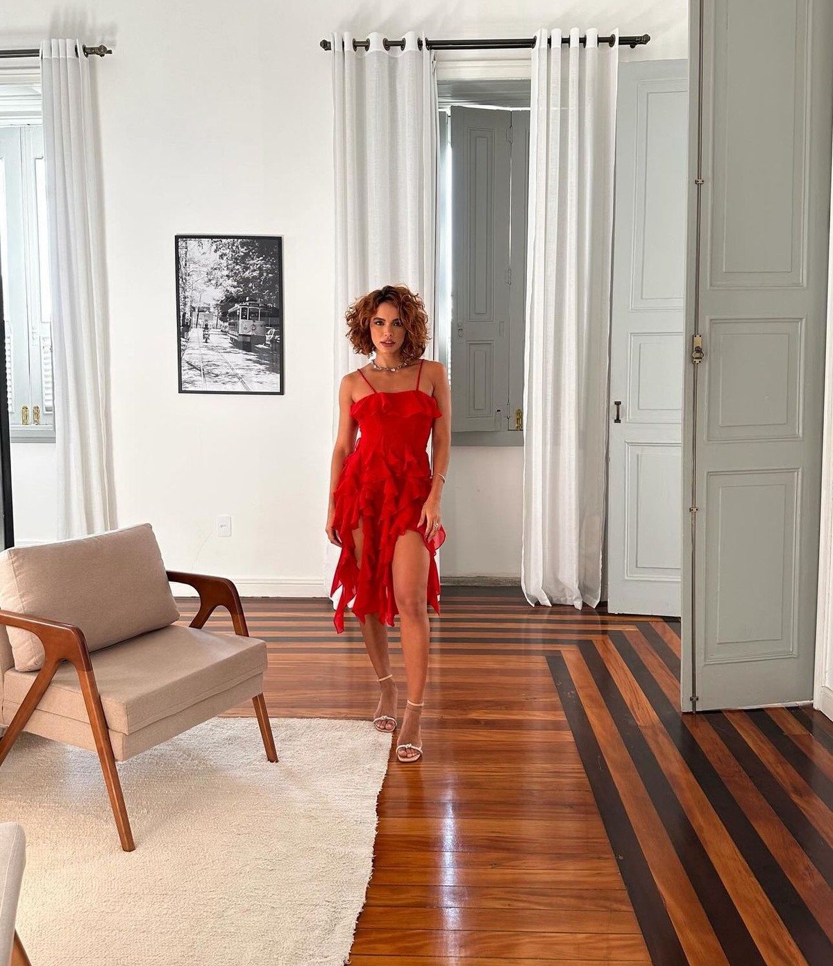 Giovana Cordeiro esbanja beleza com look all red