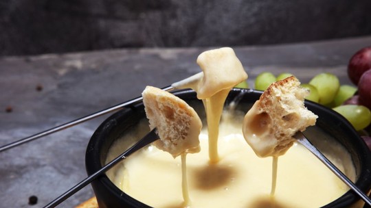 Aprenda a fazer o fondue de queijo e cachaça que premiou chef brasileira 