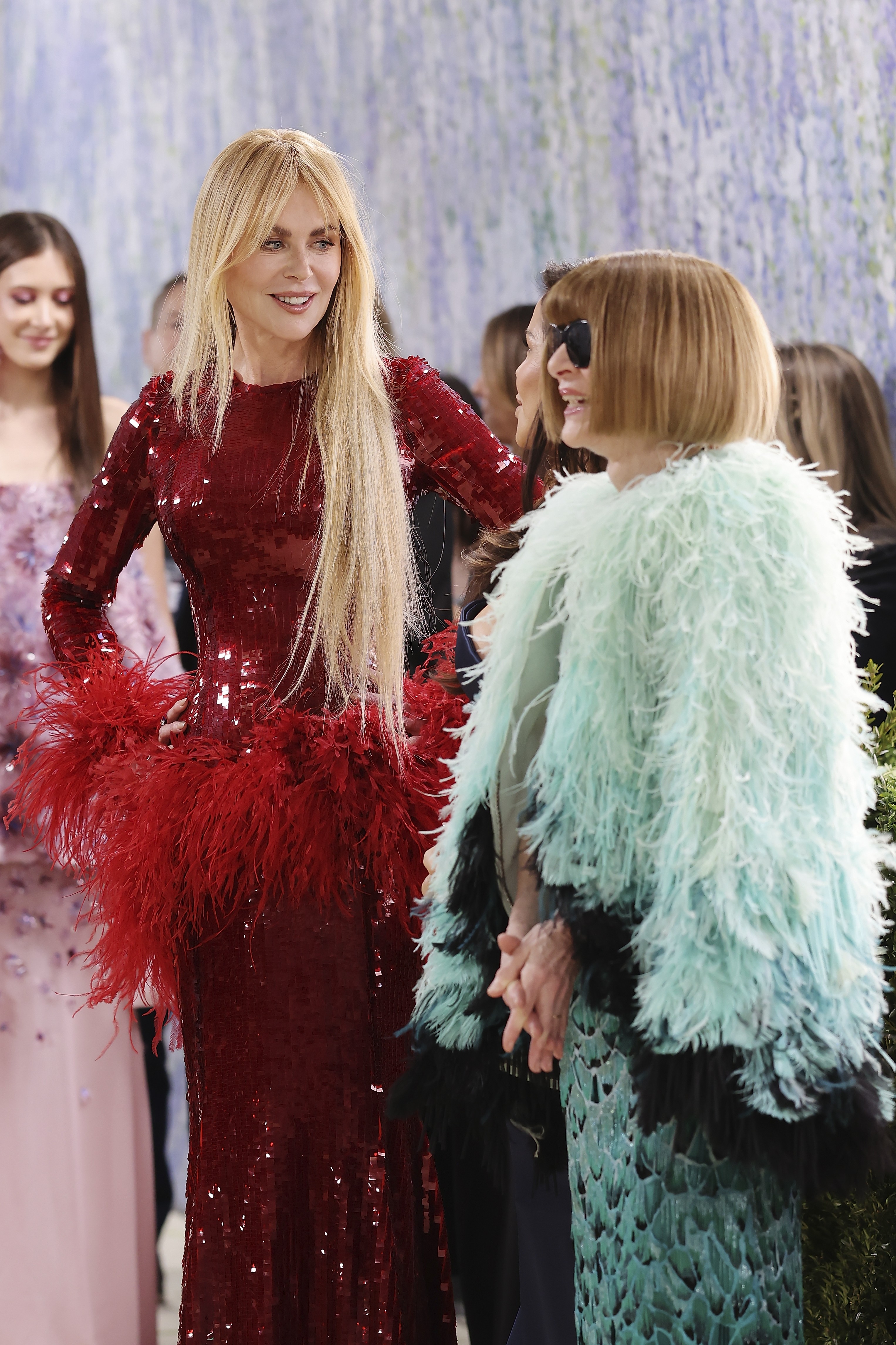 Anfitriã da noite, Nicole Kidman cruza o tapete vermelho do Met Gala 2026
