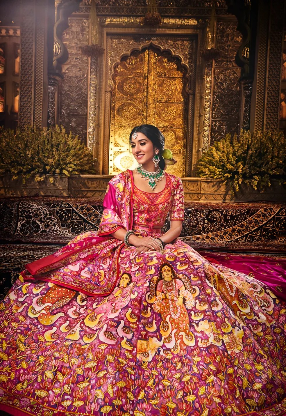 "Para o pooja usei minha roupa favorita de todo o casamento: um ghagra pintado por Jayshree Burman em colaboração com Abu Jani e Sandeep Khosla. O styling era de Rhea Kapoor" — Foto: Signe Vilstrup