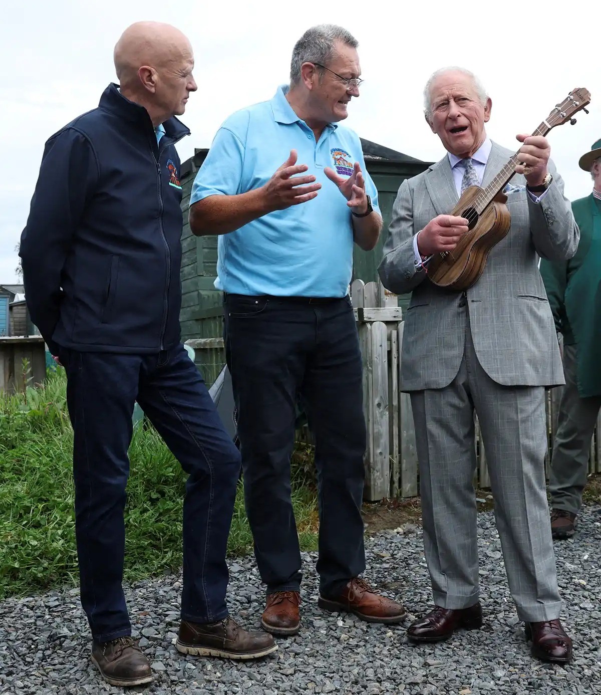 Rei Charles surpreende ao tocar ukulele durante visita oficial à Irlanda do Norte