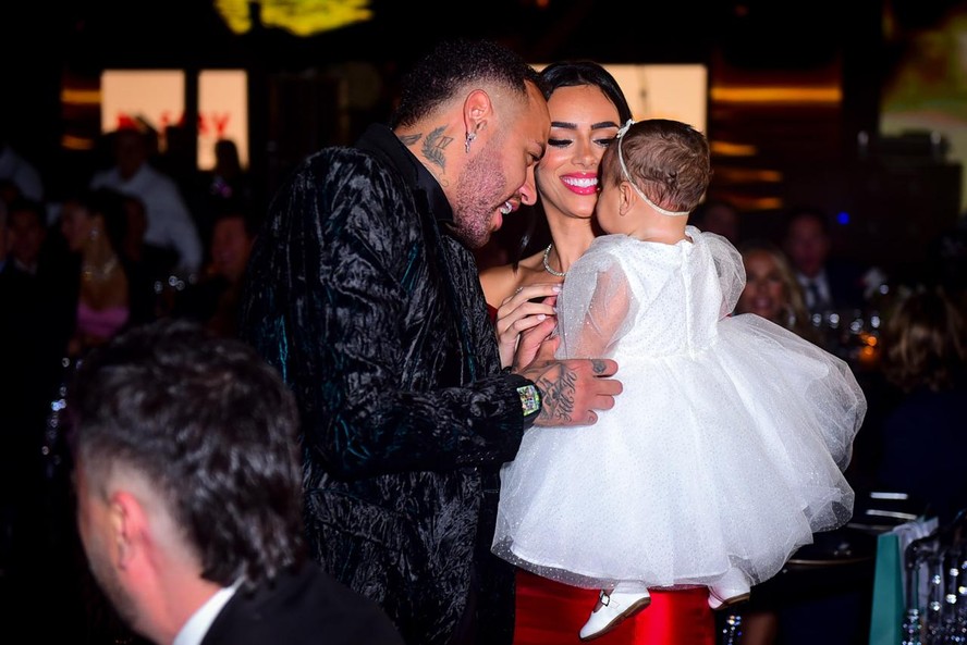 Bruna Biancardi e Mavie concentram flashes no Leilão Beneficente do Instituto Projeto Neymar Jr. | Celebridades | Vogue
