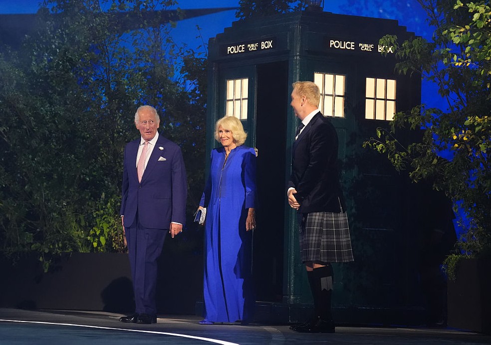 O Rei Charles e a Rainha Camilla saem da TARDIS para inaugurar os Jogos da Commonwealth de 2026, em 23 de julho de 2026 — Foto: GettyImages