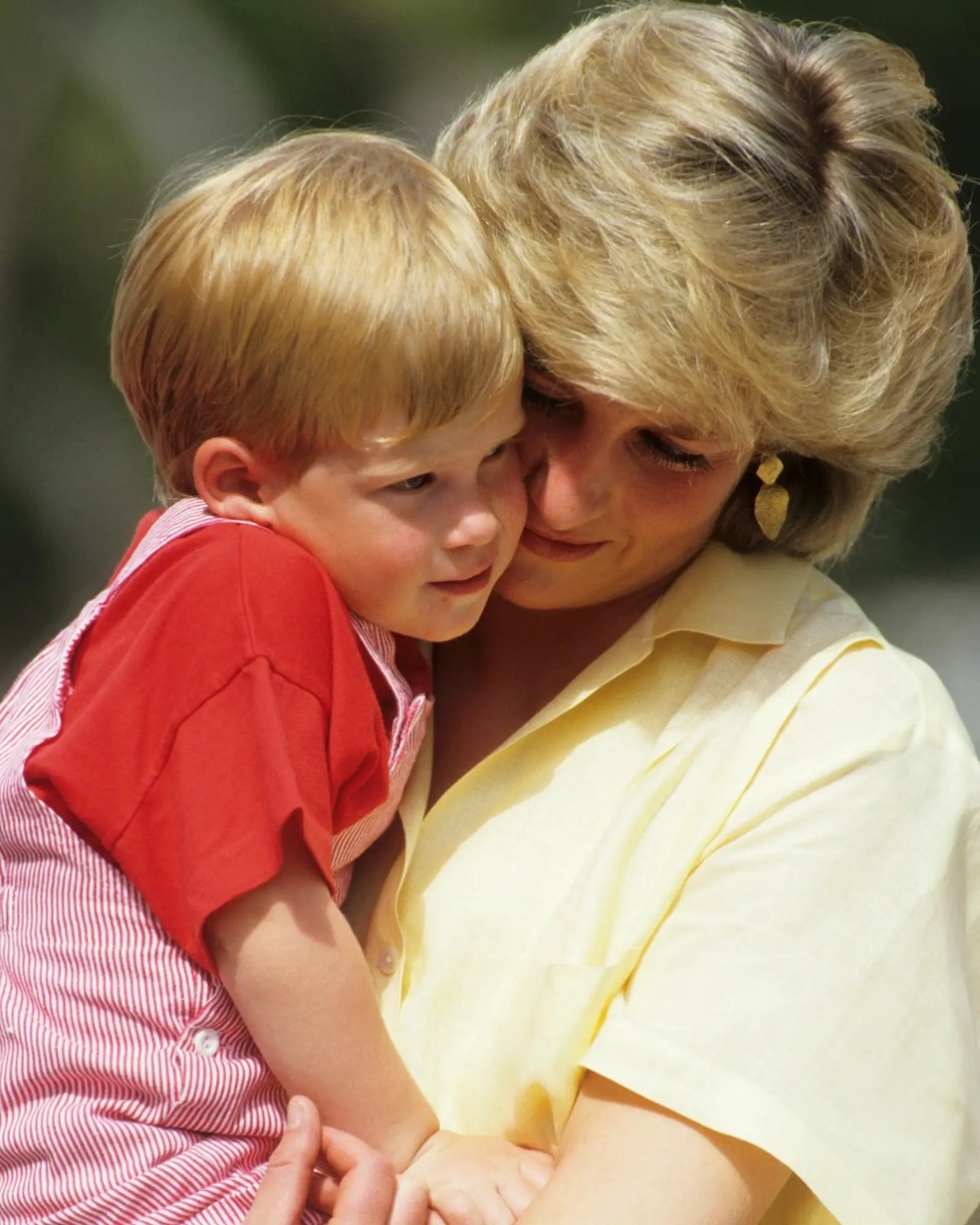 Príncipe Harry e Princesa Diana na Espanha em 10 de agosto de 1987 — Foto: GettyImages