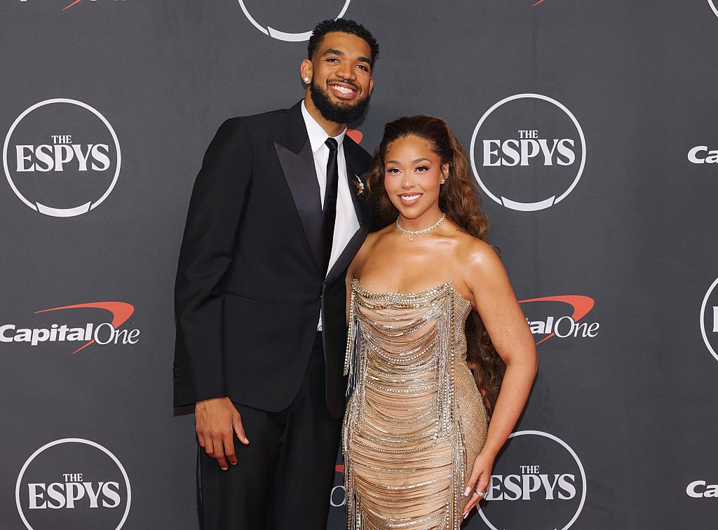 Jordyn Woods usa colar de R$ 2 milhões em evento com Karl-Anthony Towns