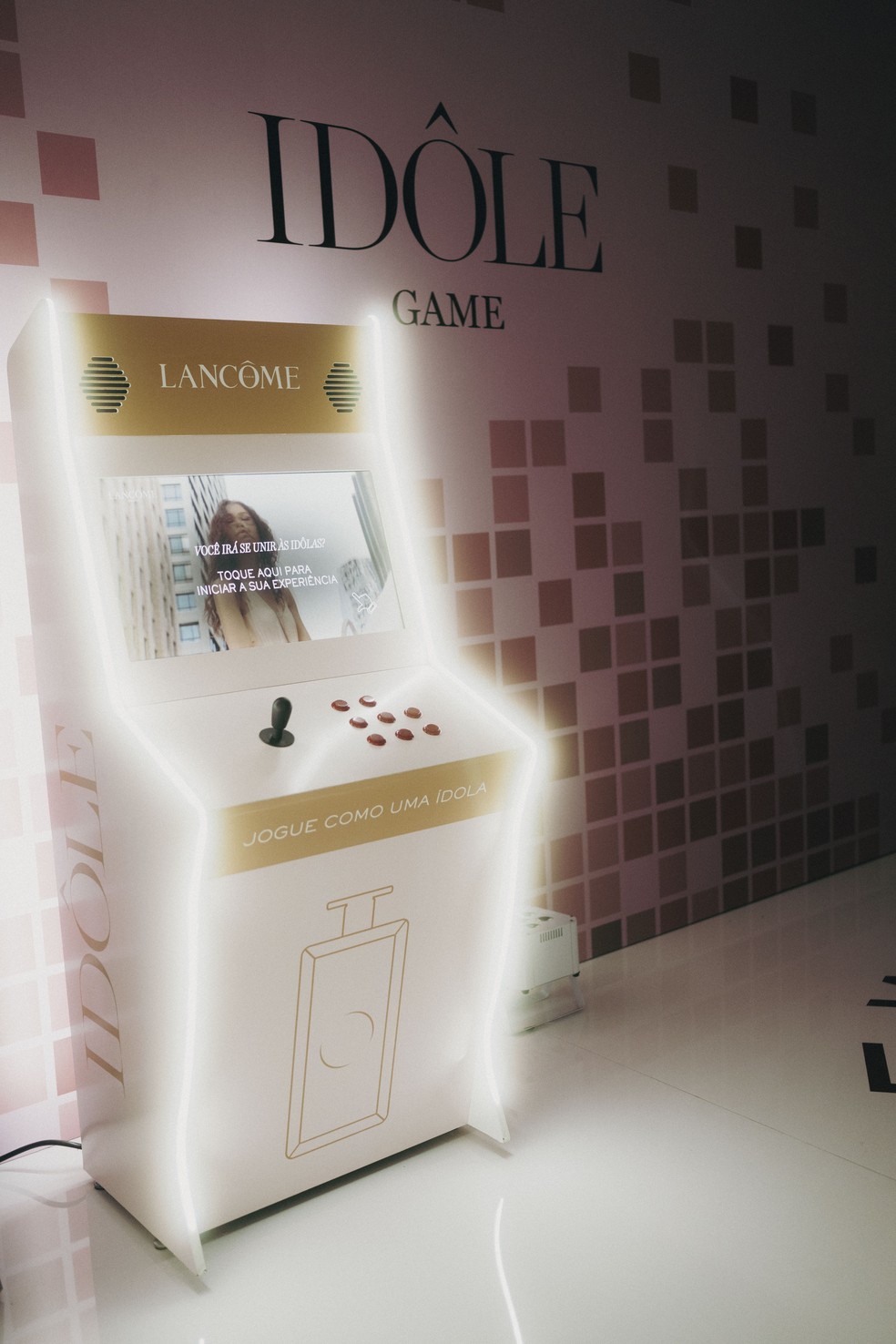 No ambiente dedicado a Idôle, há um game inspirado no universo olfativo da fragrância  — Foto: Lucca Miranda