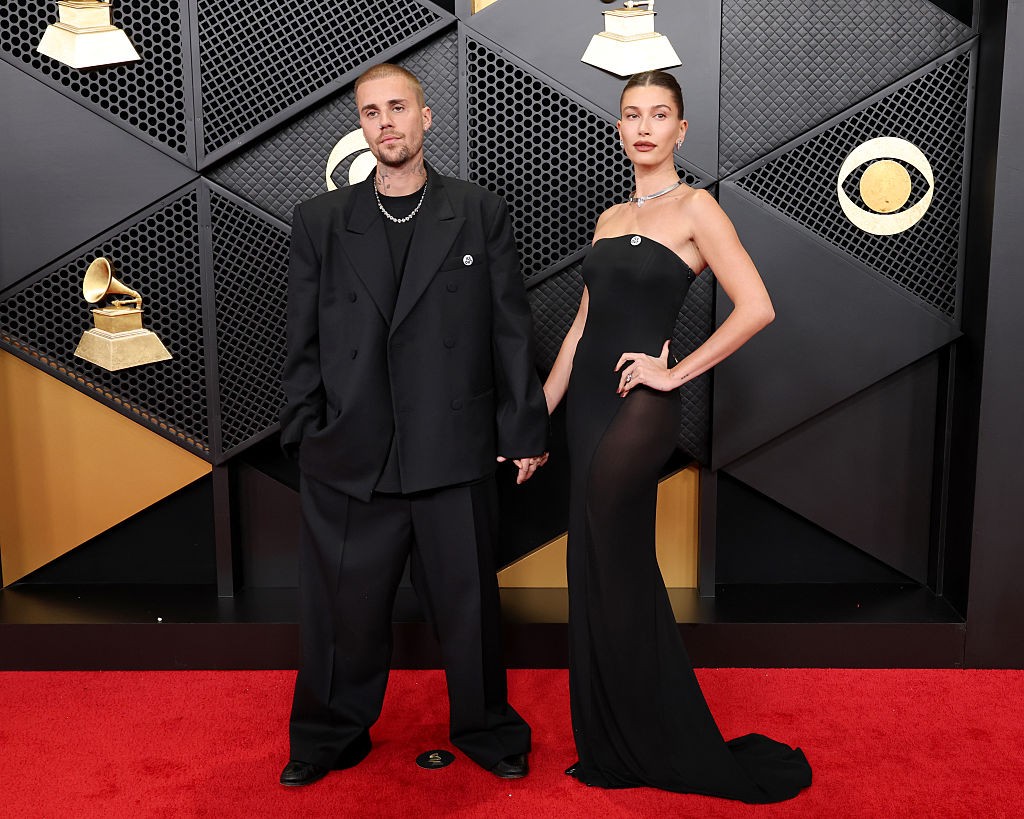 Justin de Balenciaga e Hailey Bieber, de Alaïa — Foto: Getty
