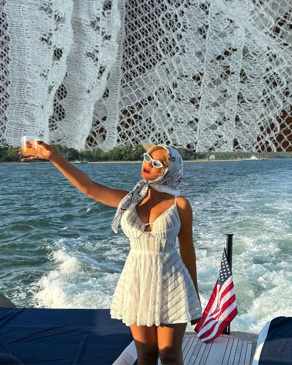 Beyoncé abre álbum das férias nos Hamptons, Estados Unidos, ao lado de ...