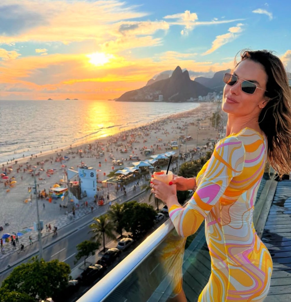 Alessandra Ambrosio passa fim de semana no Rio de Janeiro com Buck Palmer