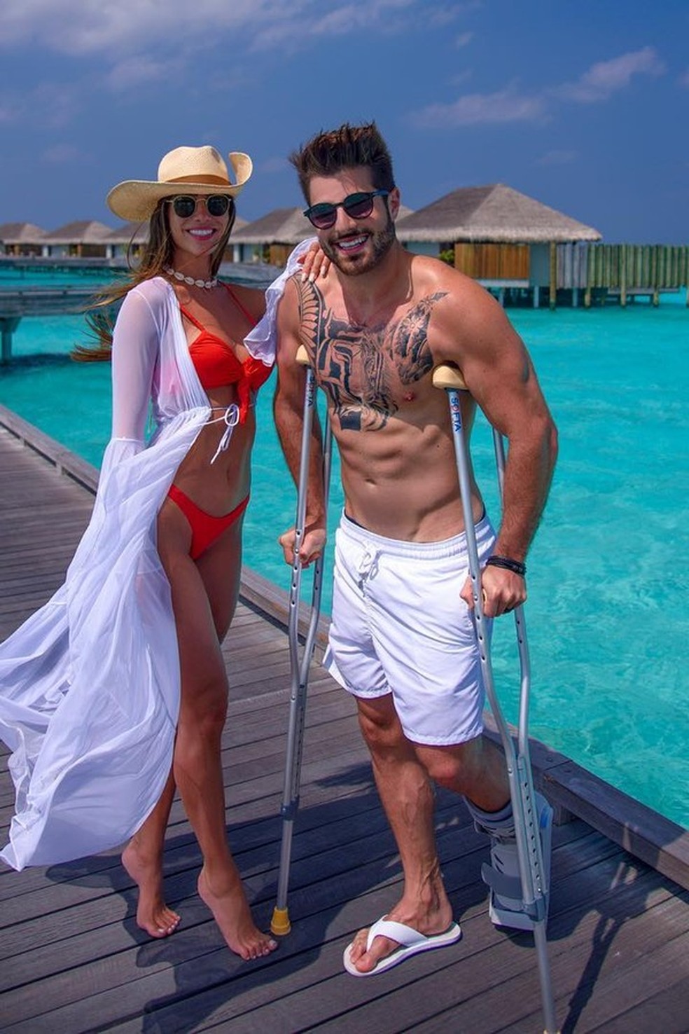 Alok posa com botinha no pé ao lado da esposa Romana (Foto: reprodução/Instagram) — Foto: Vogue