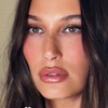 Expresso brunette: tudo sobre a nova cor de cabelo de Hailey Bieber