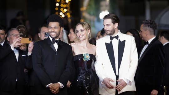 The Weeknd e Lily-Rose Depp concentram holofotes no red carpet de Cannes