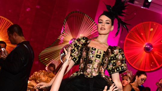 Com direito a espacate, Mariana Ximenes irradia simpatia durante Baile da Vogue
