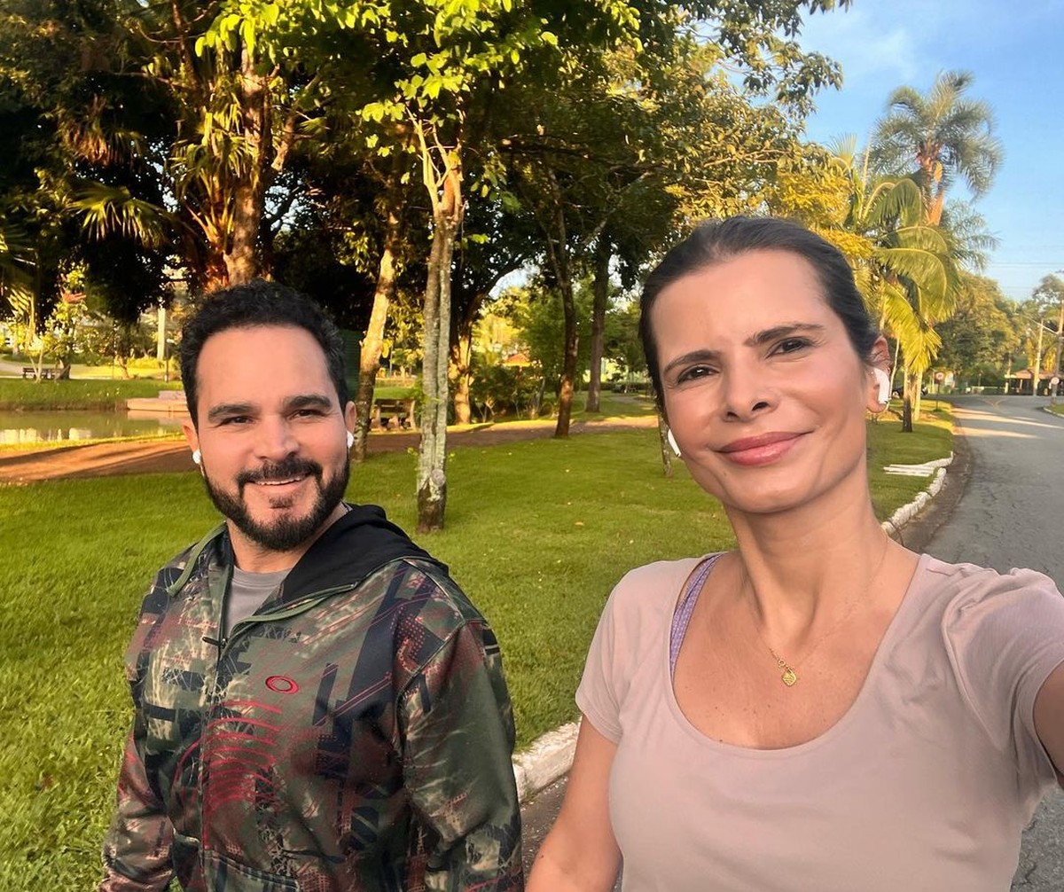 Flavia Camargo registra caminhada matinal com Luciano Celebridades Vogue