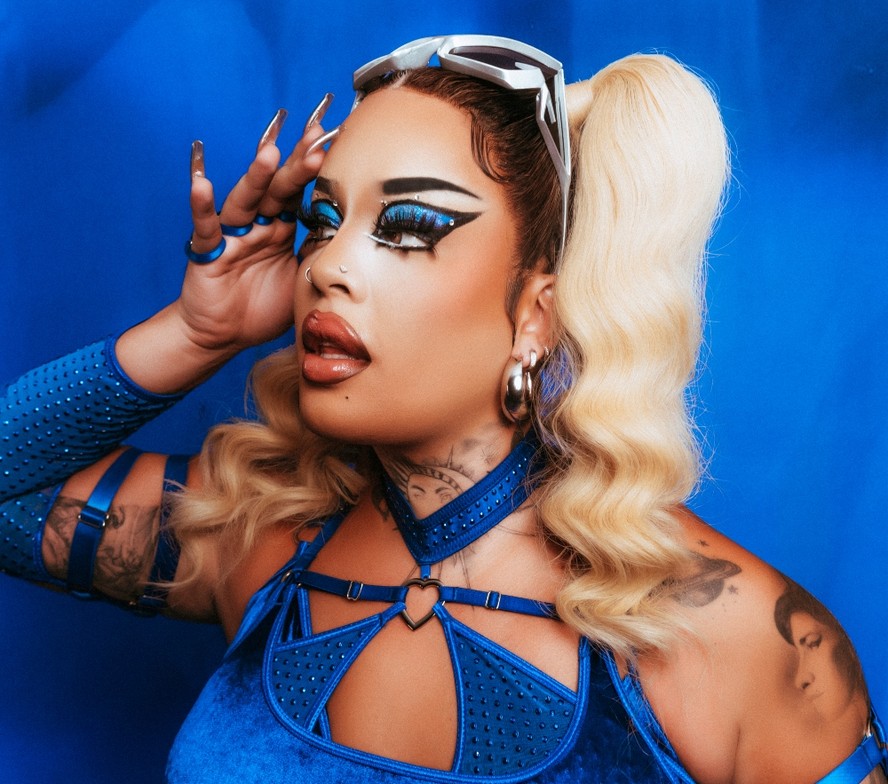 Gloria Groove elege look all blue para se apresentar no BBB24