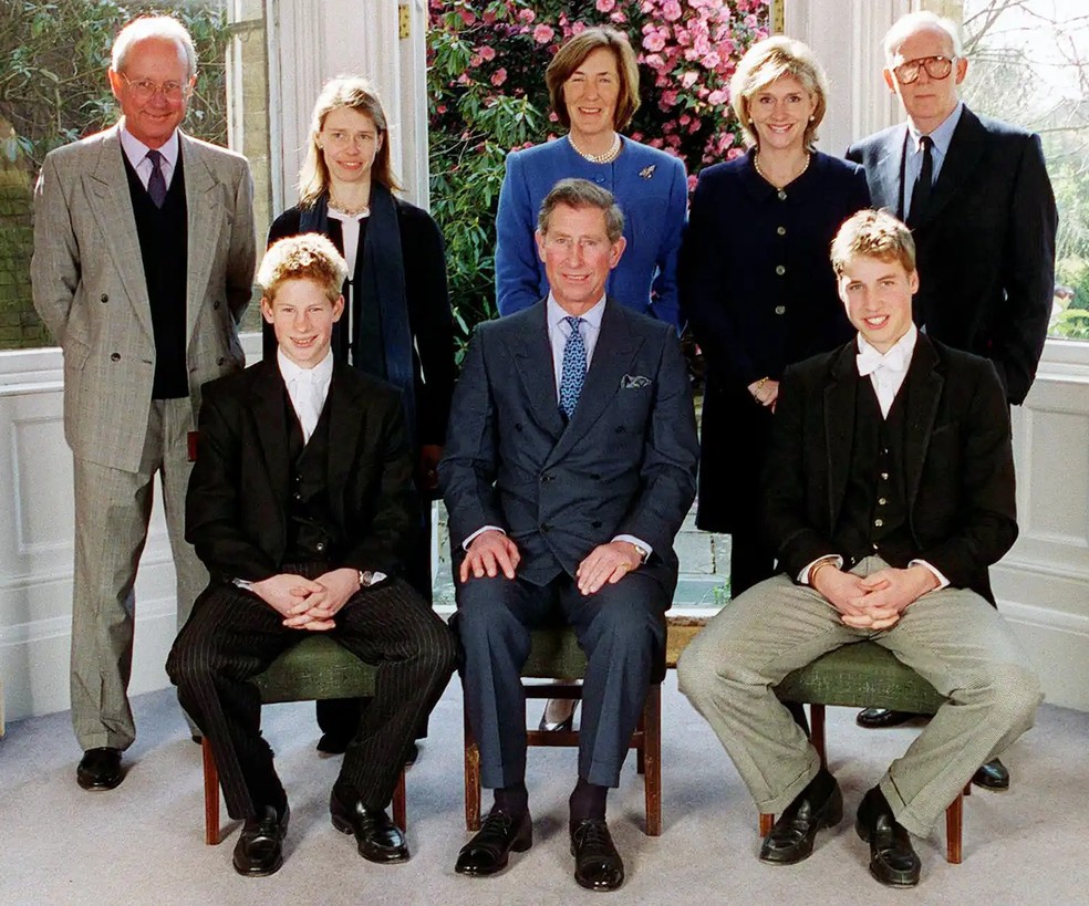 Bryan Organ, Lady Sarah Chatto, Lady Vestey, Sra. Bartholomew e Gerald Ward, Príncipe Harry, Príncipe Charles e Príncipe William, durante a confirmação do Príncipe Harry em Eton, na capela da escola, em 19 de março de 2000 — Foto: GettyImages