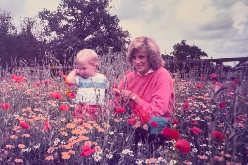 Príncipe William quando criança com a Princesa Diana — Foto: Reprodução/Instagram