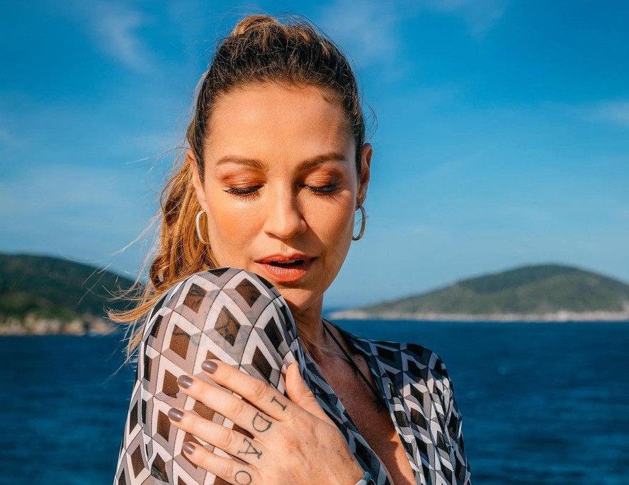 Luana Piovani exibe look escolhido para curtir dia no Marrocos