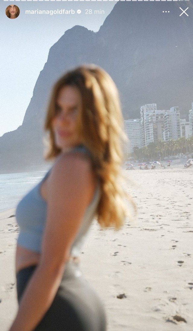 Mariana Goldfarb esbanja beleza em praia paradisíaca