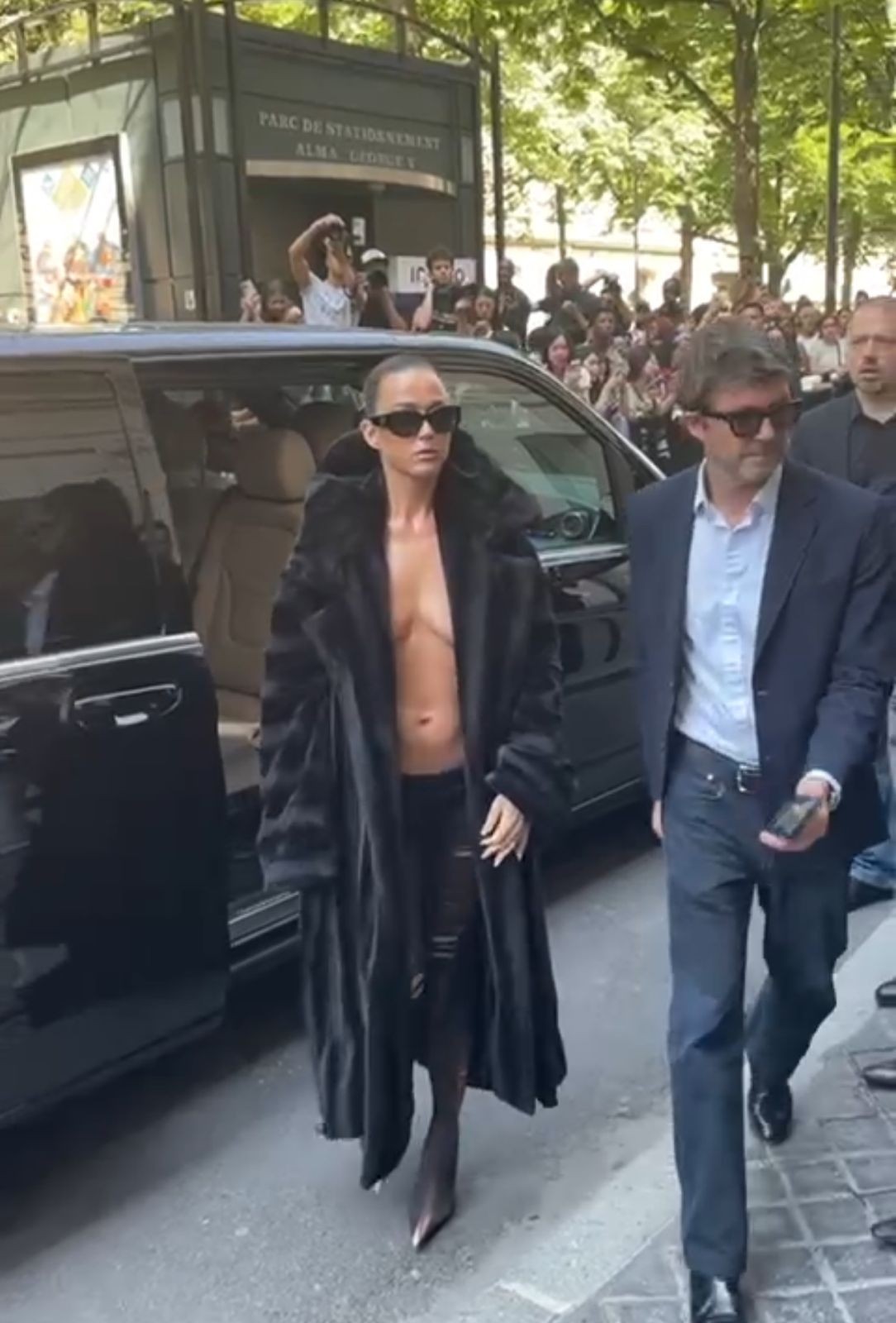 Katy Perry elege look ousado para prestigiar desfile da Balenciaga durante a semana de alta-costura