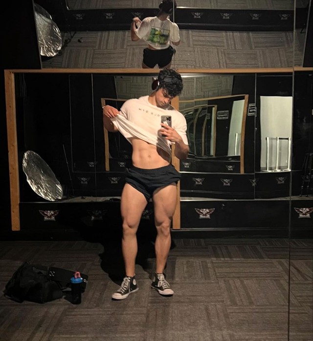Victor Alexandre exibe resultado de treinos intensos em novo post