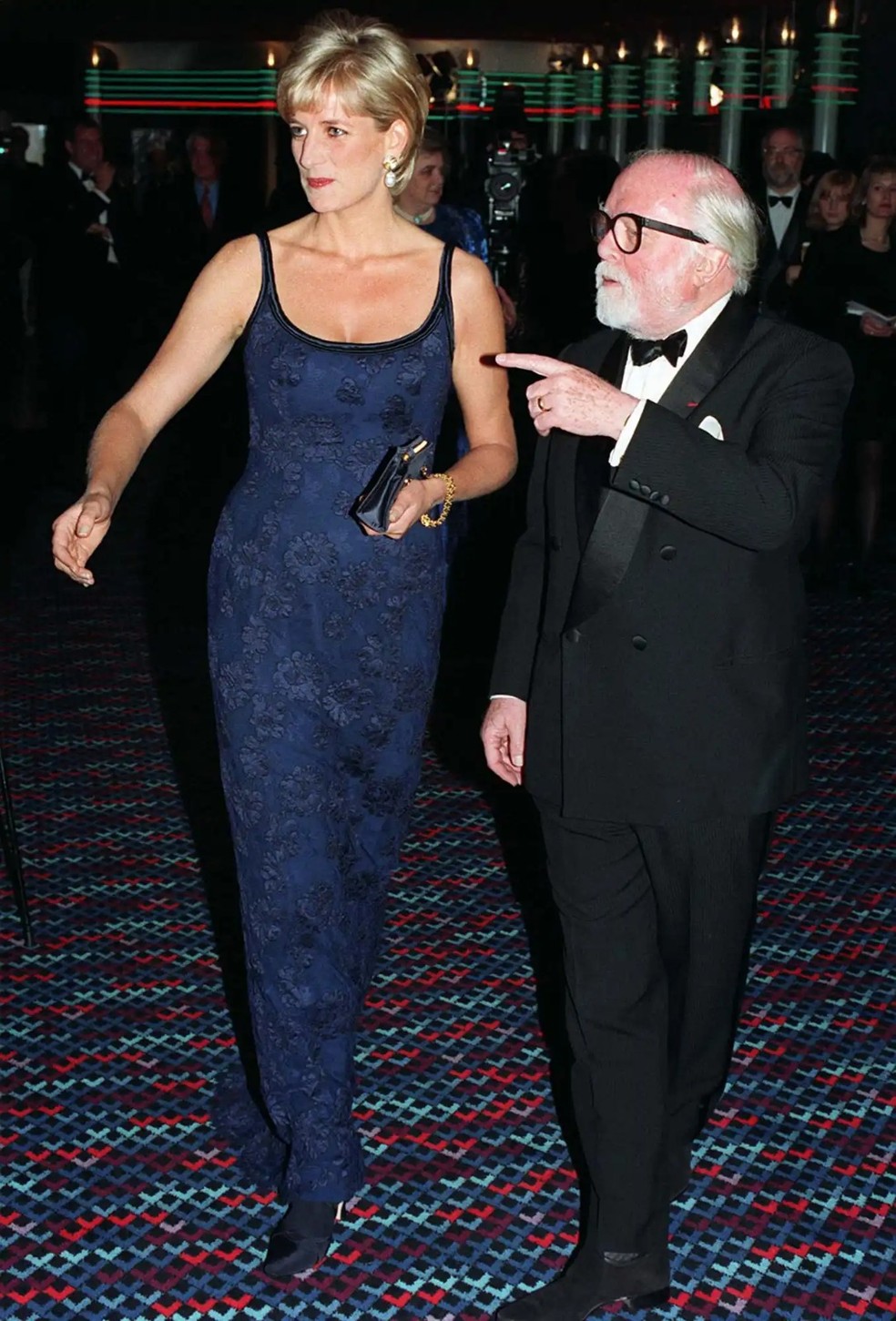 A princesa Diana e Richard Attenborough na estreia de 'In Love and War' no Empire Theatre, em Leicester Square, Londres, em 12 de fevereiro de 1997 — Foto: Getty Images
