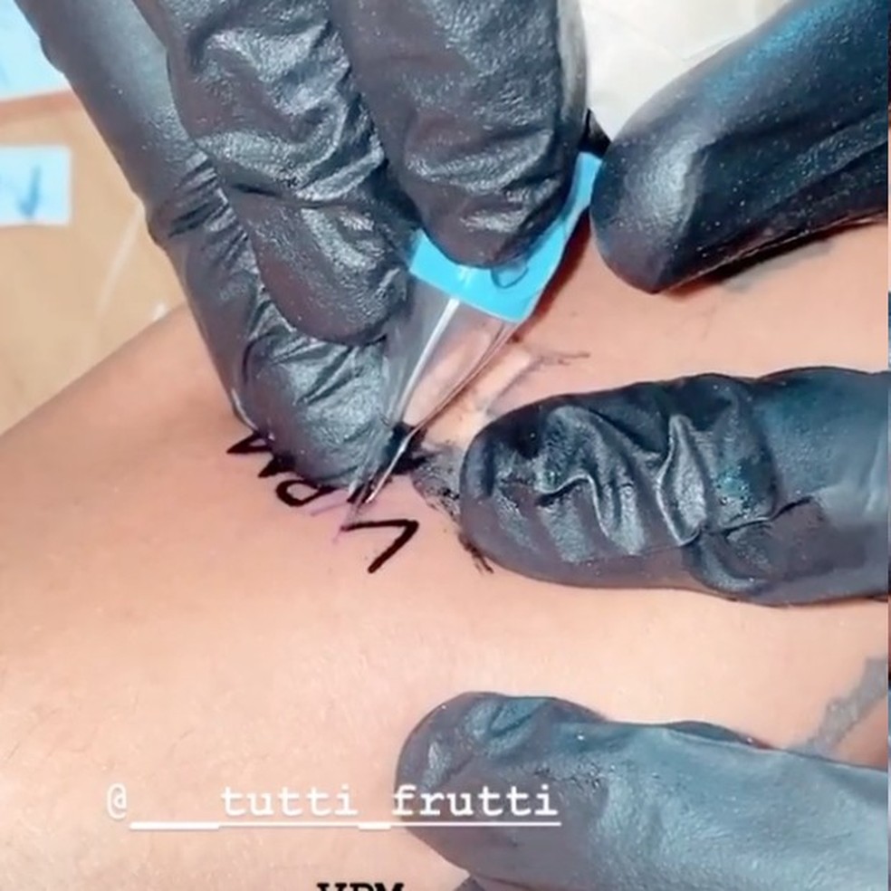 Pabllo Vittar mostra nova tatuagem (Foto: Reprodução/Instagram) — Foto: Vogue