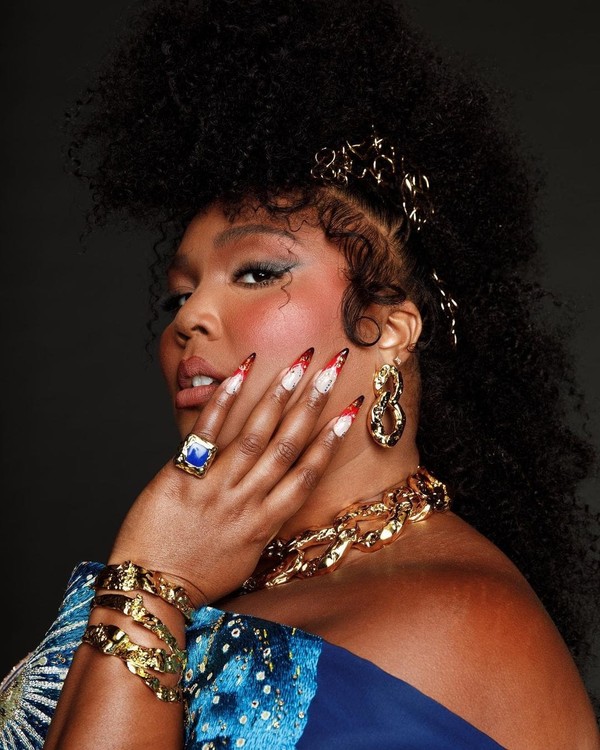 Homenageada no People's Choice Awards 2022, Lizzo chega ao evento look
