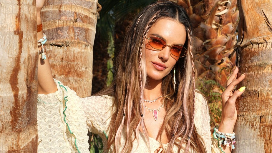 Boho-chic: Alessandra Ambrosio puxa fila dos melhores looks no Coachella, Moda