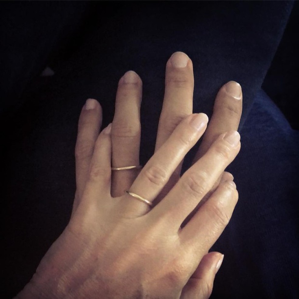 Gwyneth Paltrow e Brad Falchuk exibem as alianças de casamento (Foto: Reprodução/Instagram) — Foto: Vogue
