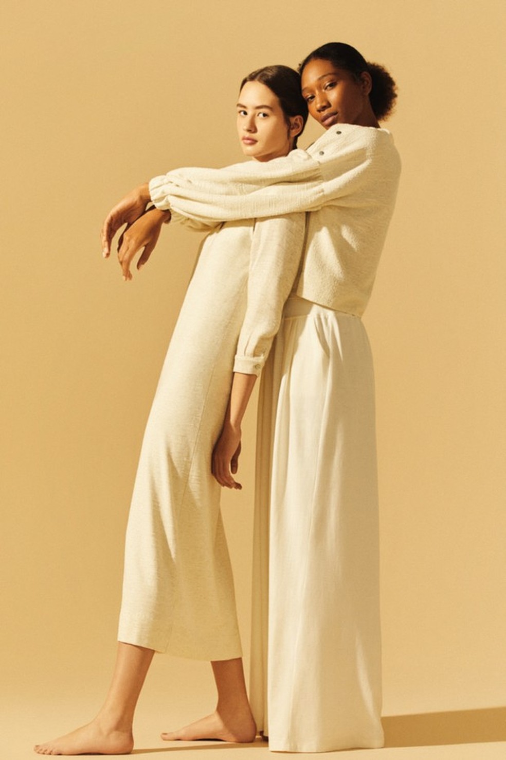 Vestido (R$ 349), tricô (R$ 299) e calça (R$ 289) (Foto: Vivi Bacco / Divulgação) — Foto: Vogue