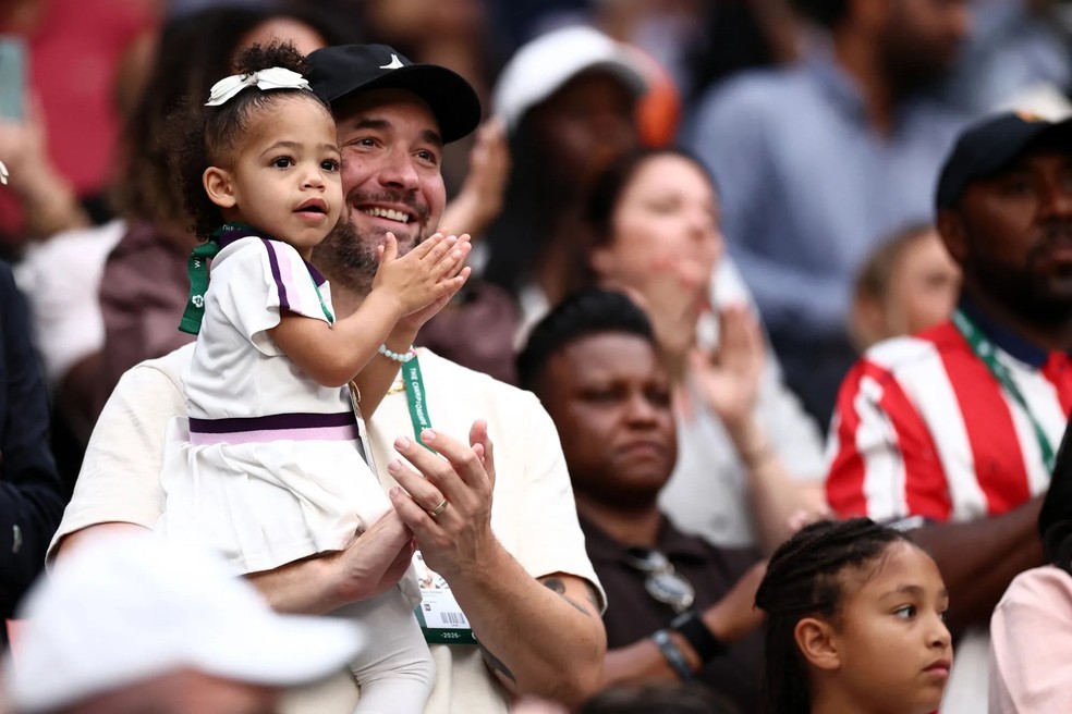 (LR) Adira, Alexis e Olympia Ohanian torcem por Serena Williams em Wimbledon — Foto: GettyImages