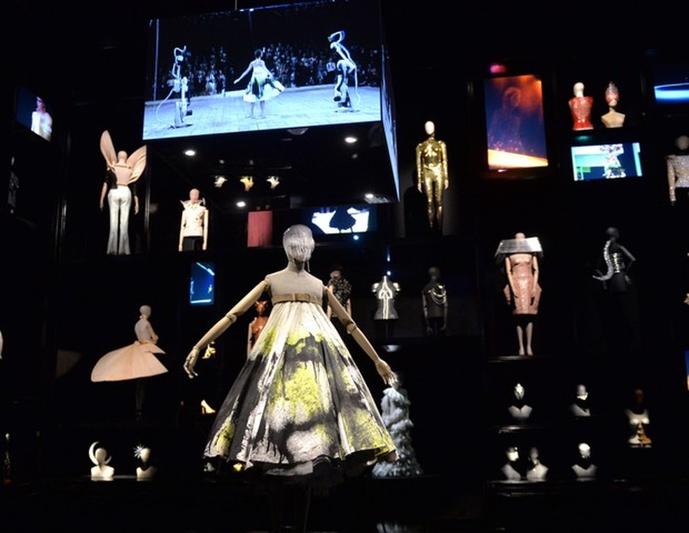 O vernissage da mostra Savage Beauty, de McQueen, no V&A (Foto: Getty Images) — Foto: Vogue