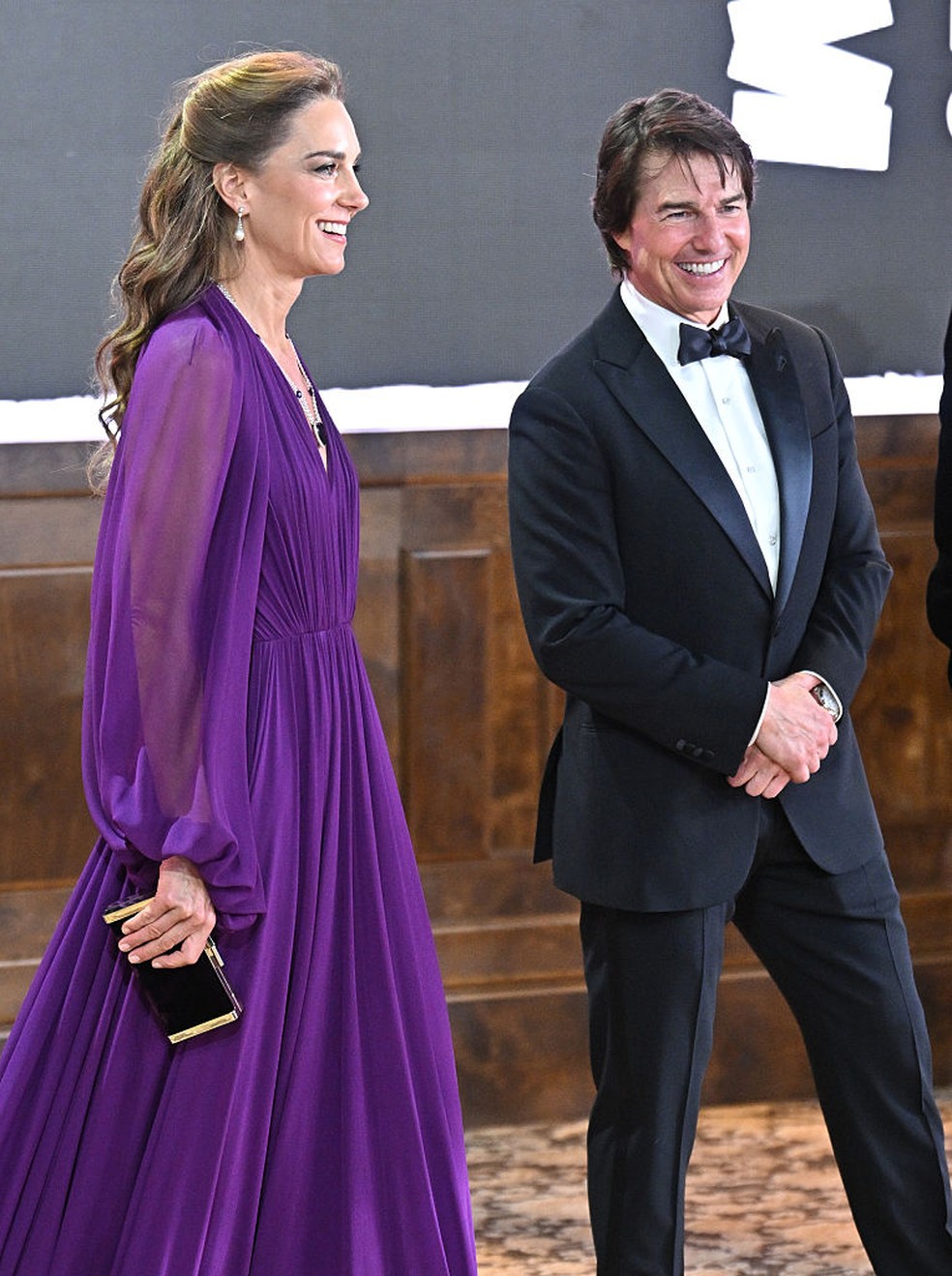 O príncipe William e Kate Middleton cumprimentam Tom Cruise na estreia de "Digger" — Foto: GettyImages