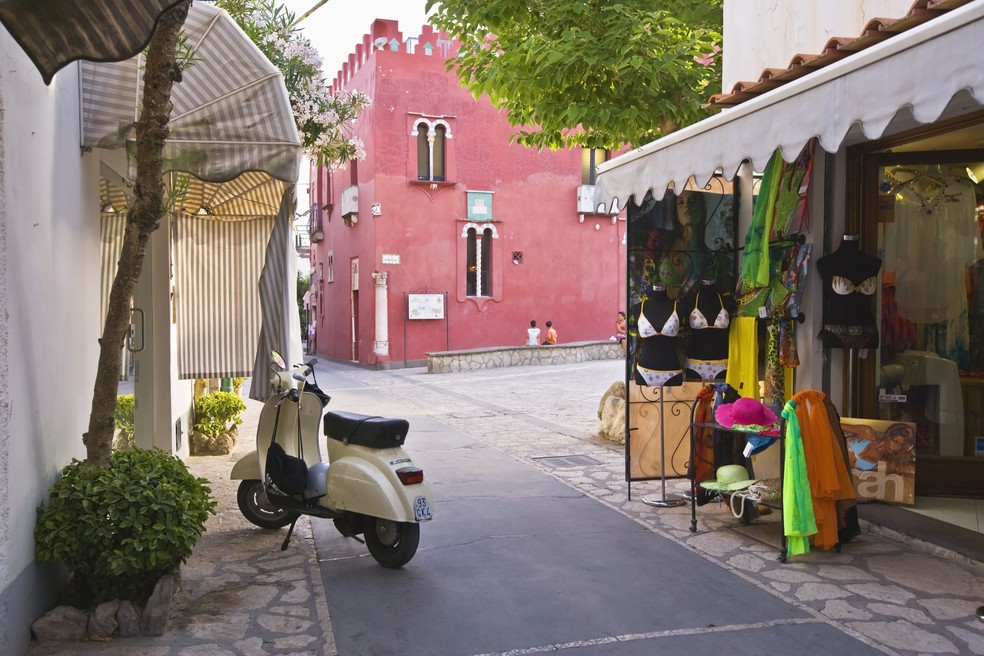 Em Capri, depois da Piazzetta não passa carro: só táxi conversível branco e gente bonita andando devagar — Foto: Getty Images